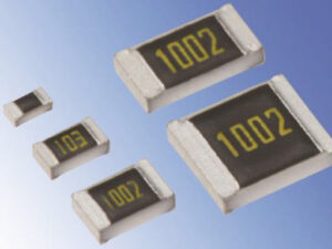 Produktfoto verschiedener SMD-Chip-Widerstände in unterschiedlichen Baugrößen (z. B. 1206 und 0402) mit der Kennzeichnung 1002 und 103.
